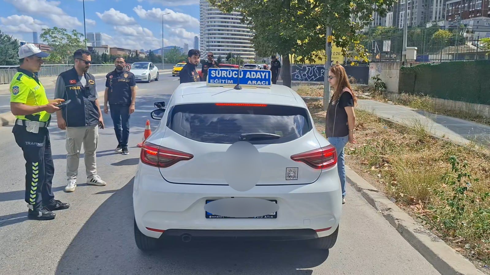 Kadıköy’de okul çevrelerinde güvenlik uygulaması gerçekleştirildi