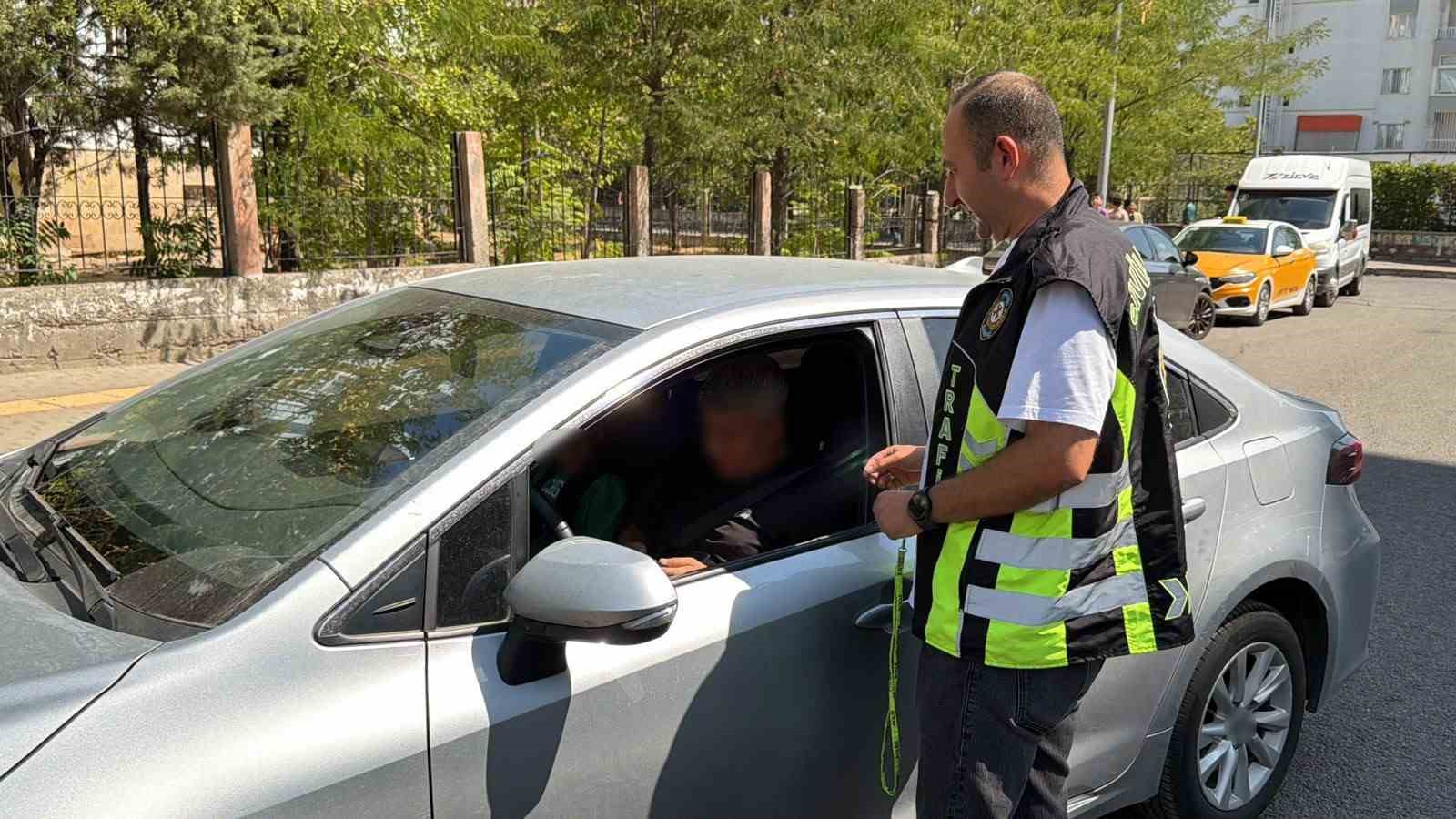Diyarbakır’da yeni eğitim yılının ilk gününde okul çevrelerinde yoğun güvenlik denetimi