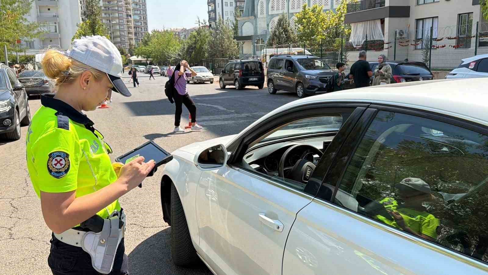 Diyarbakır’da yeni eğitim yılının ilk gününde okul çevrelerinde yoğun güvenlik denetimi