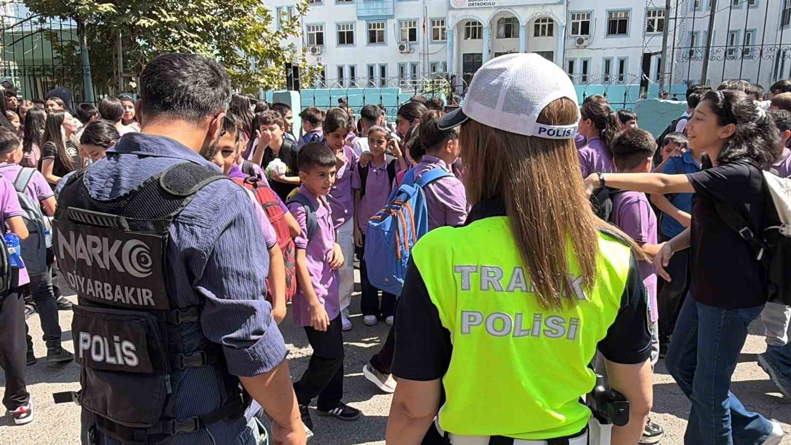 Diyarbakır’da yeni eğitim yılının ilk gününde okul çevrelerinde yoğun güvenlik denetimi