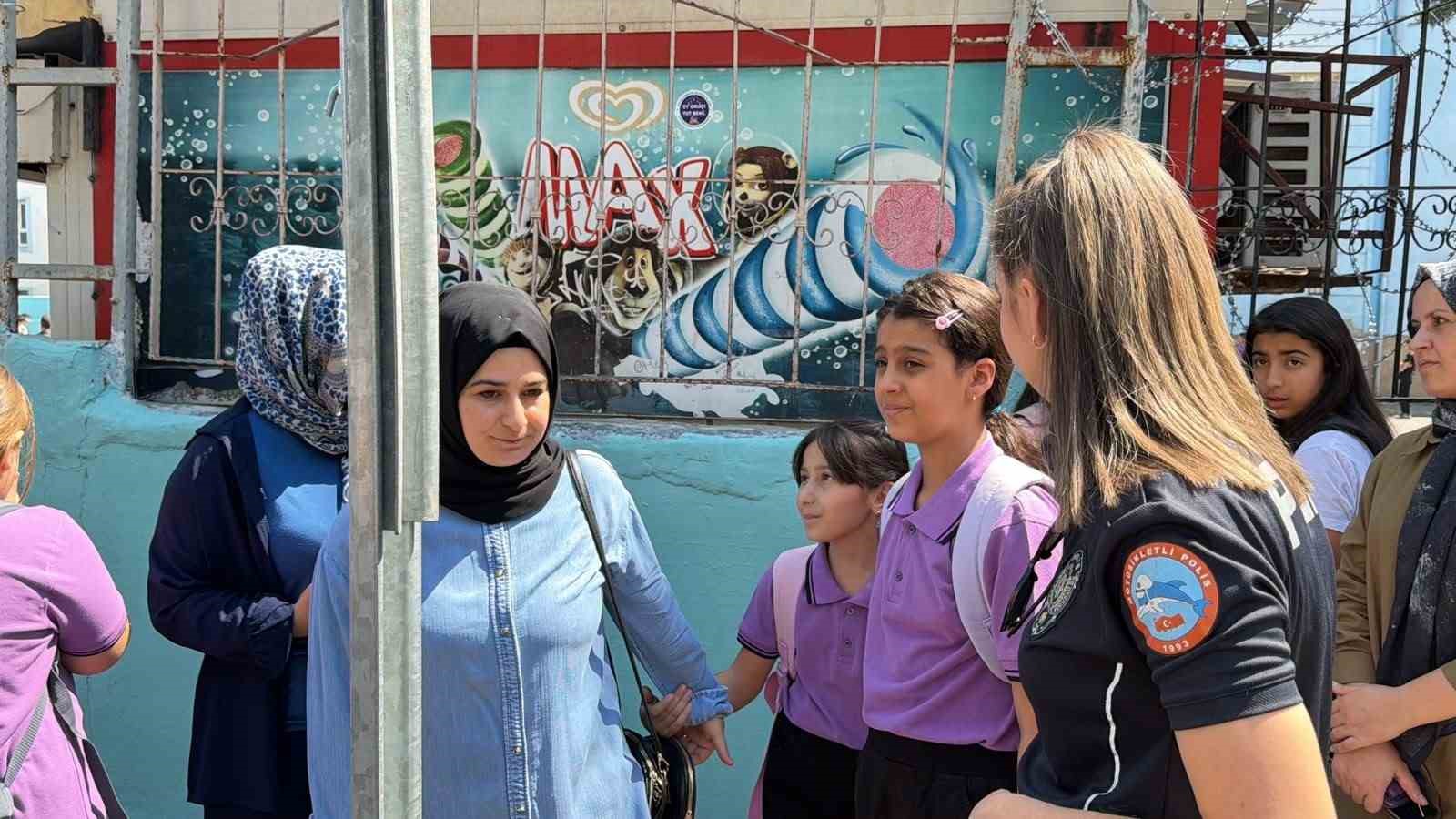 Diyarbakır’da yeni eğitim yılının ilk gününde okul çevrelerinde yoğun güvenlik denetimi