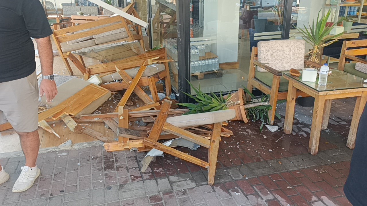 Minibüs kontrolden çıkıp kafeye daldı ölümden saniyelerle yaralı kurtuldu