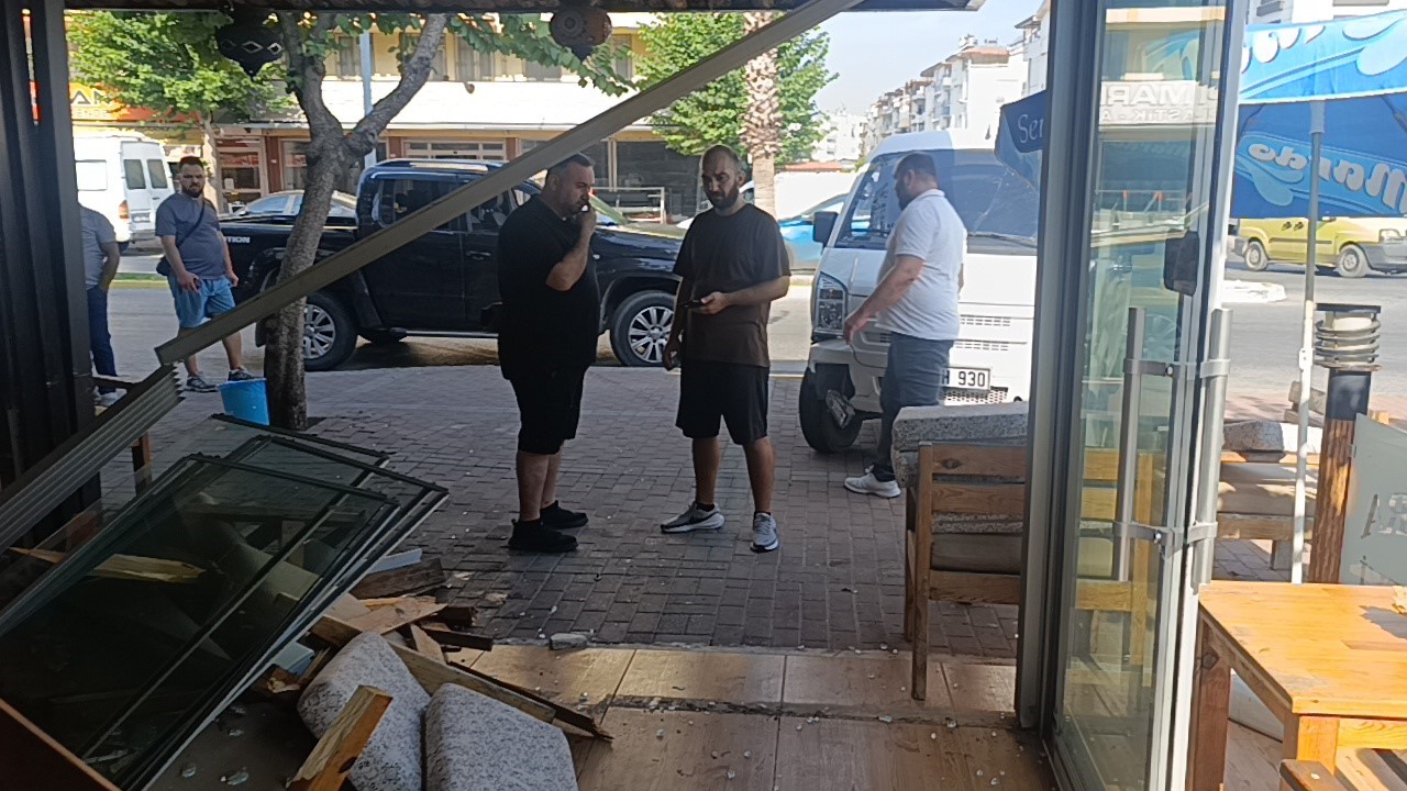 Minibüs kontrolden çıkıp kafeye daldı ölümden saniyelerle yaralı kurtuldu