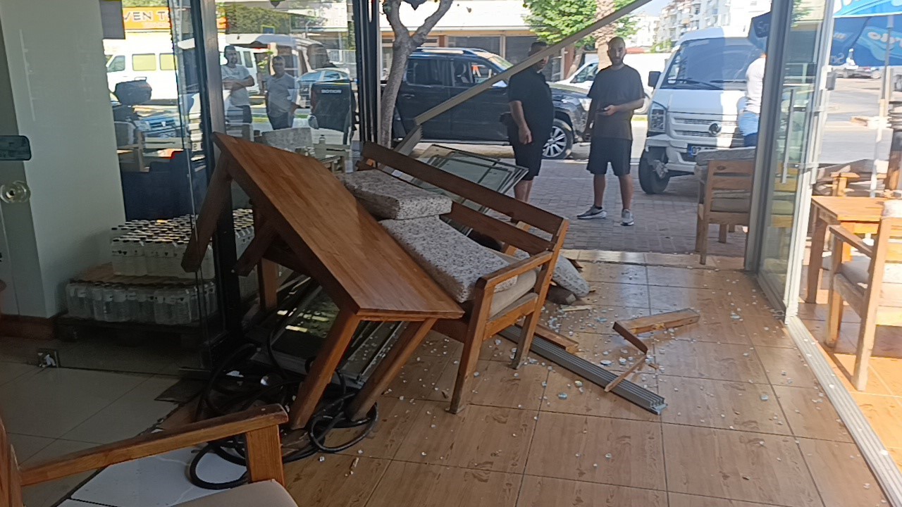 Minibüs kontrolden çıkıp kafeye daldı ölümden saniyelerle yaralı kurtuldu