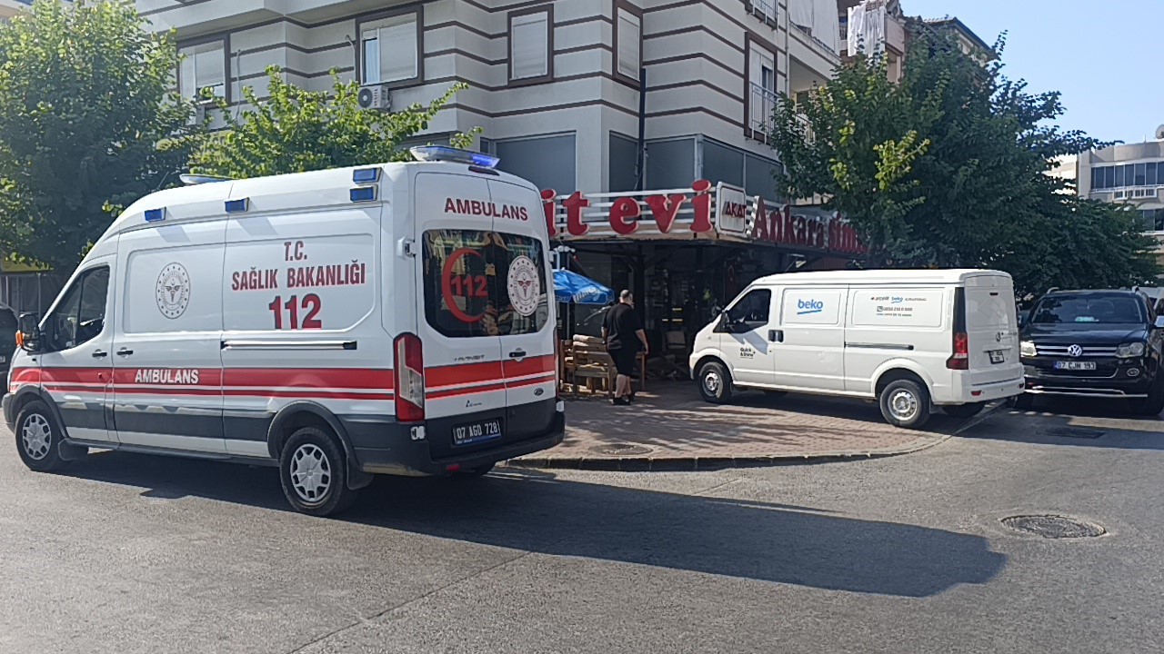 Minibüs kontrolden çıkıp kafeye daldı ölümden saniyelerle yaralı kurtuldu