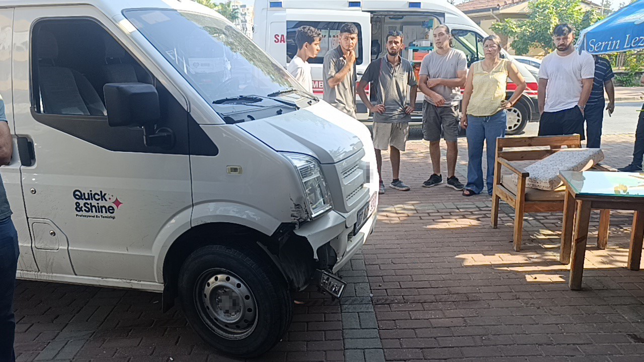 Minibüs kontrolden çıkıp kafeye daldı ölümden saniyelerle yaralı kurtuldu