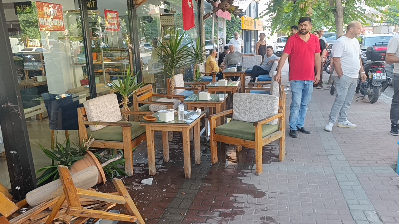 Minibüs kontrolden çıkıp kafeye daldı ölümden saniyelerle yaralı kurtuldu