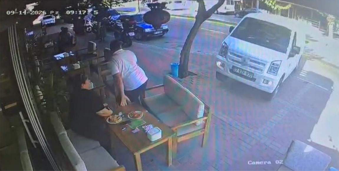 Minibüs kontrolden çıkıp kafeye daldı ölümden saniyelerle yaralı kurtuldu