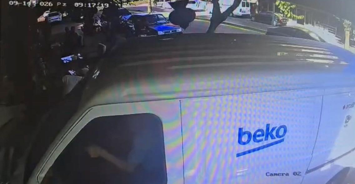 Minibüs kontrolden çıkıp kafeye daldı ölümden saniyelerle yaralı kurtuldu