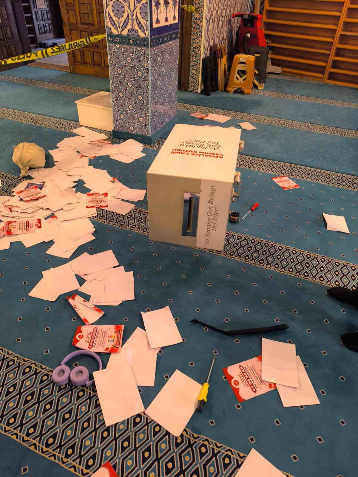 Caminin bağış kasasını devirdiler, ayakkabı çekeceğiyle para çalmaya çalıştılar