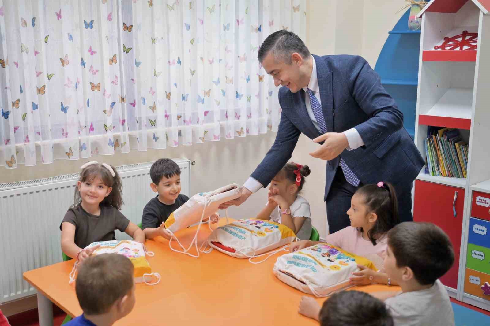 Esenyurt Belediye Başkan Vekili Can Aksoy okulların ilk gününde öğrencileri yalnız bırakmadı