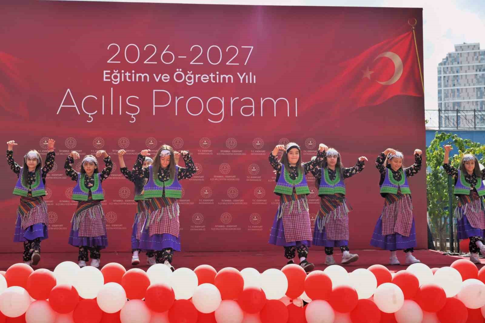 Esenyurt Belediye Başkan Vekili Can Aksoy okulların ilk gününde öğrencileri yalnız bırakmadı