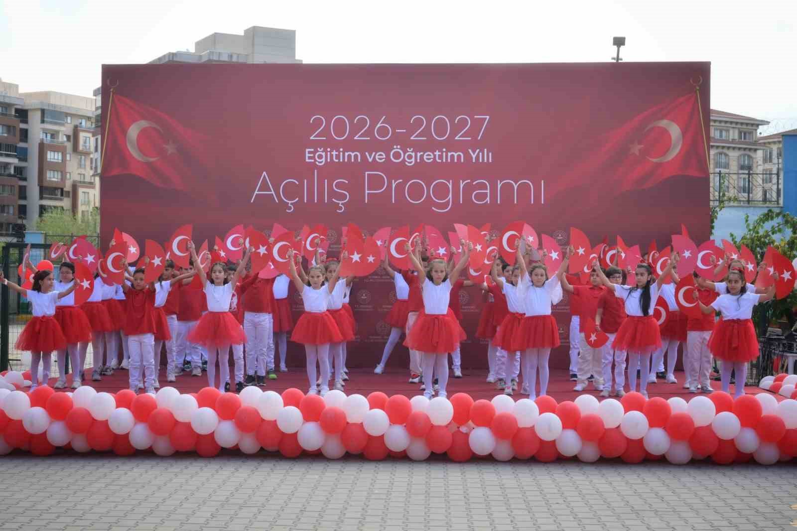 Esenyurt Belediye Başkan Vekili Can Aksoy okulların ilk gününde öğrencileri yalnız bırakmadı