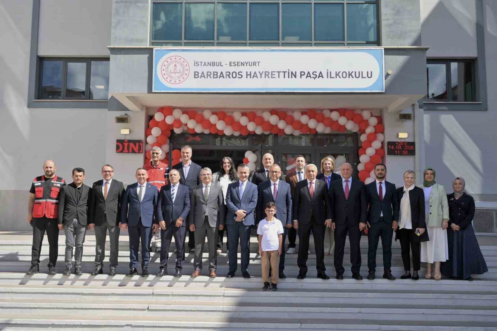 Esenyurt Belediye Başkan Vekili Can Aksoy okulların ilk gününde öğrencileri yalnız bırakmadı