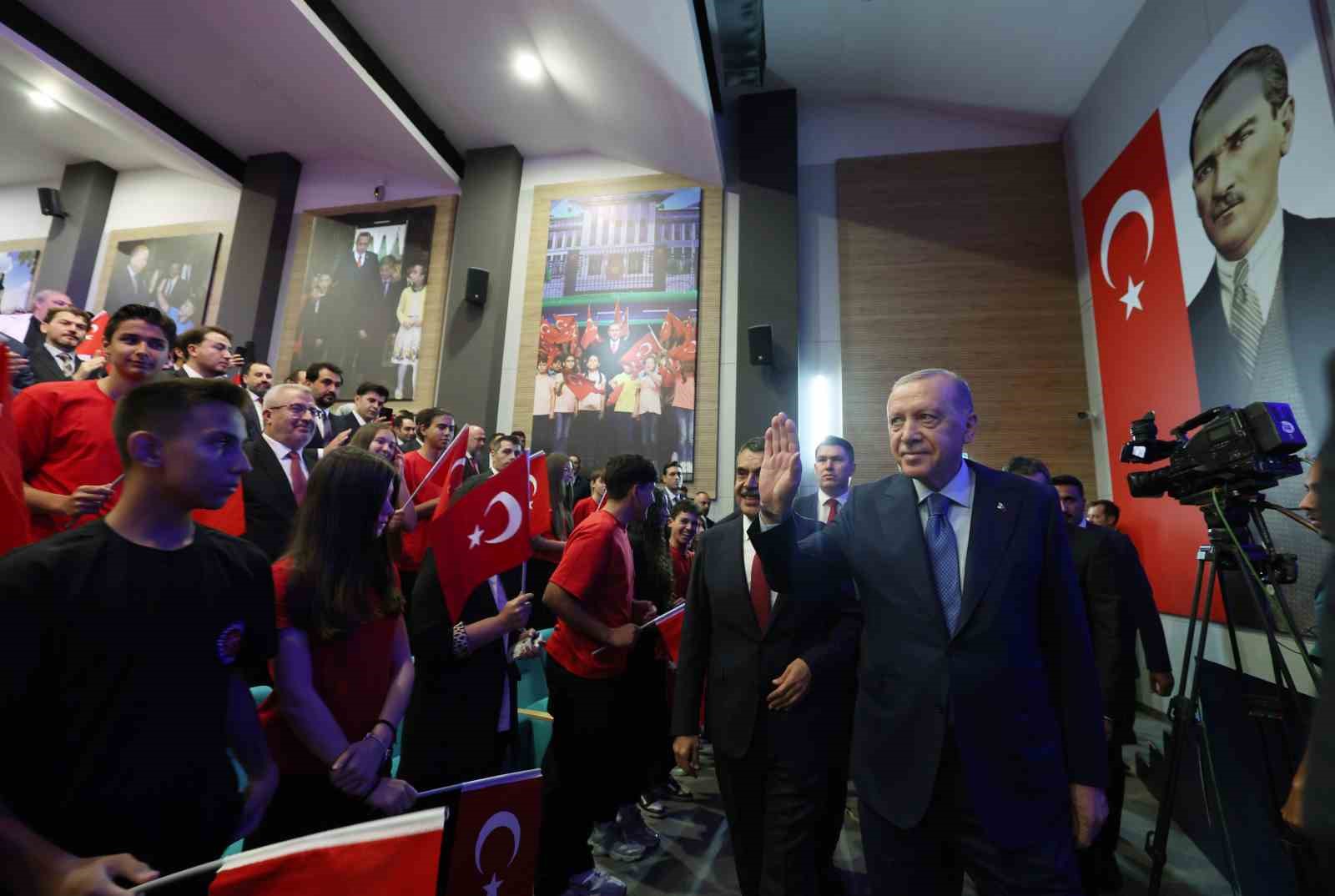 Cumhurbaşkanı Erdoğan: "Milletçe hepimizi sevindirmesi gereken bu başarıyı maalesef birilerinin önemsizleştirmeye çalıştıklarını görüyoruz"
