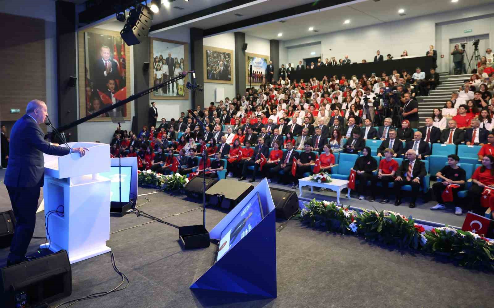 Cumhurbaşkanı Erdoğan: "Milletçe hepimizi sevindirmesi gereken bu başarıyı maalesef birilerinin önemsizleştirmeye çalıştıklarını görüyoruz"