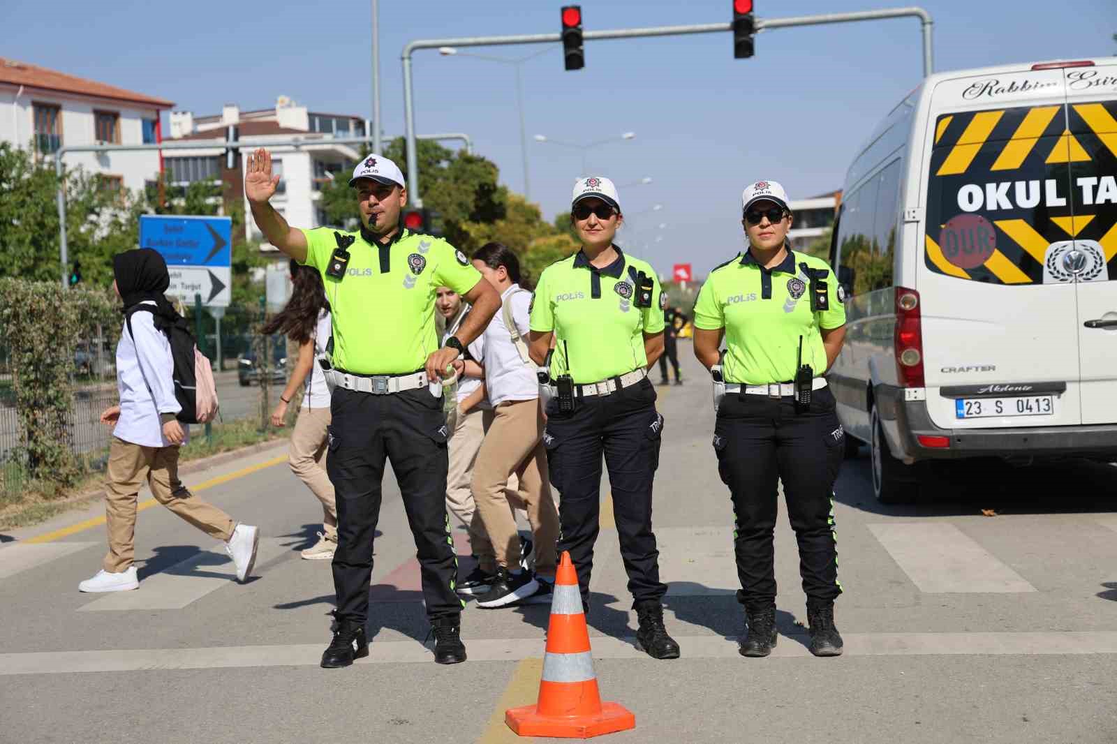 Elazığ Emniyet Müdürü Karan, öğrencilerin güvenliği için sahada