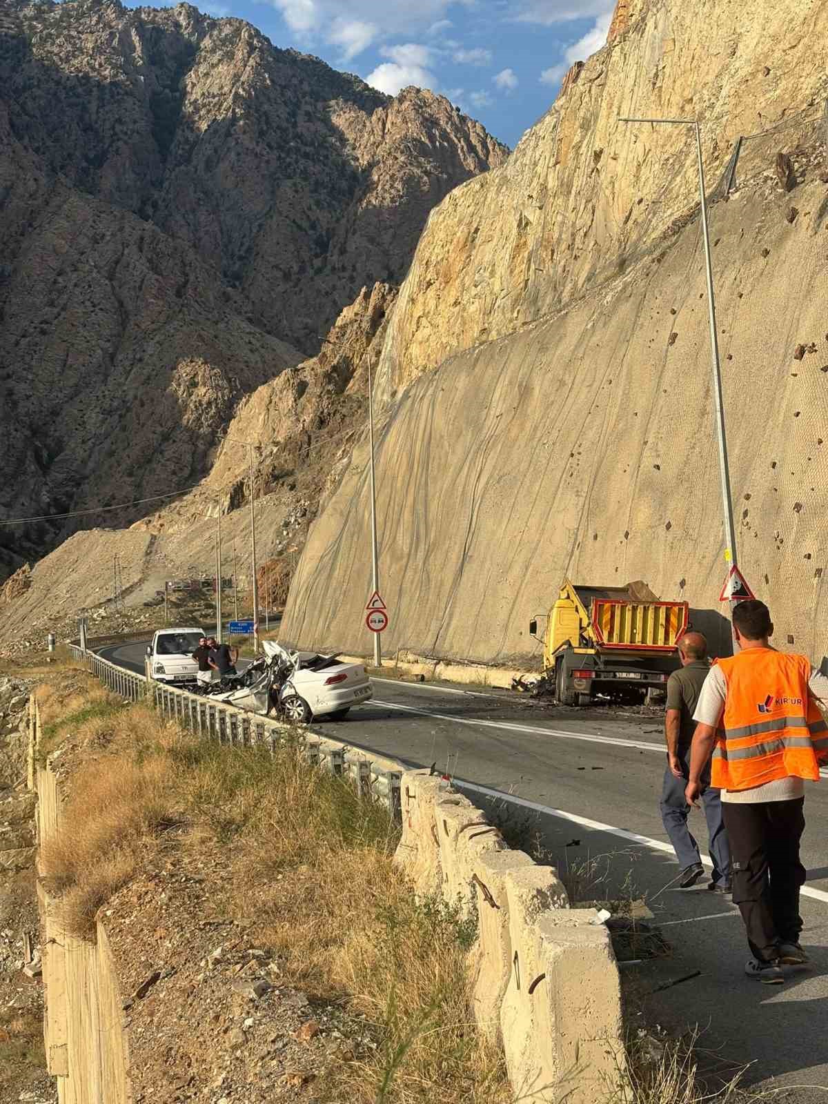 Artvin-Erzurum kara yolunda otomobil kamyonla çarpıştı: 1 ölü