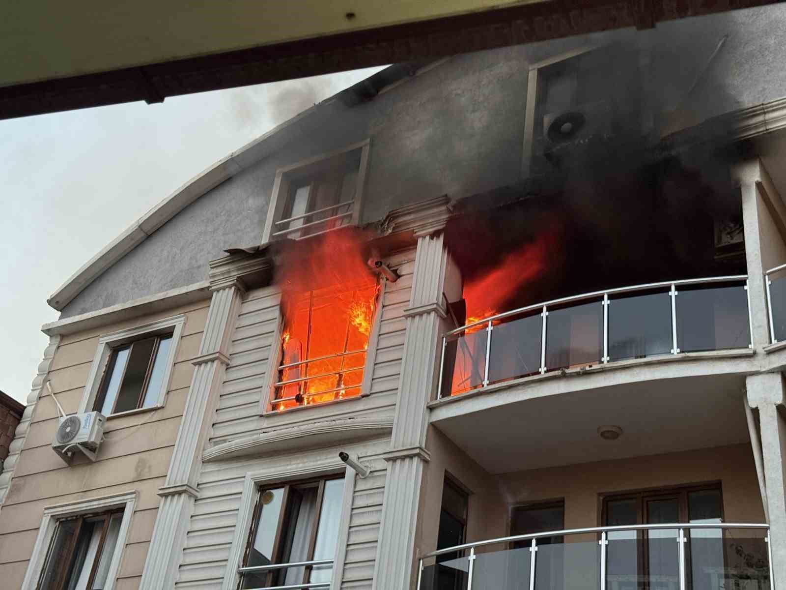 Iğdır’da itfaiye erleri çevresi kapalı olan binadaki yangına güçlükle müdahale etti