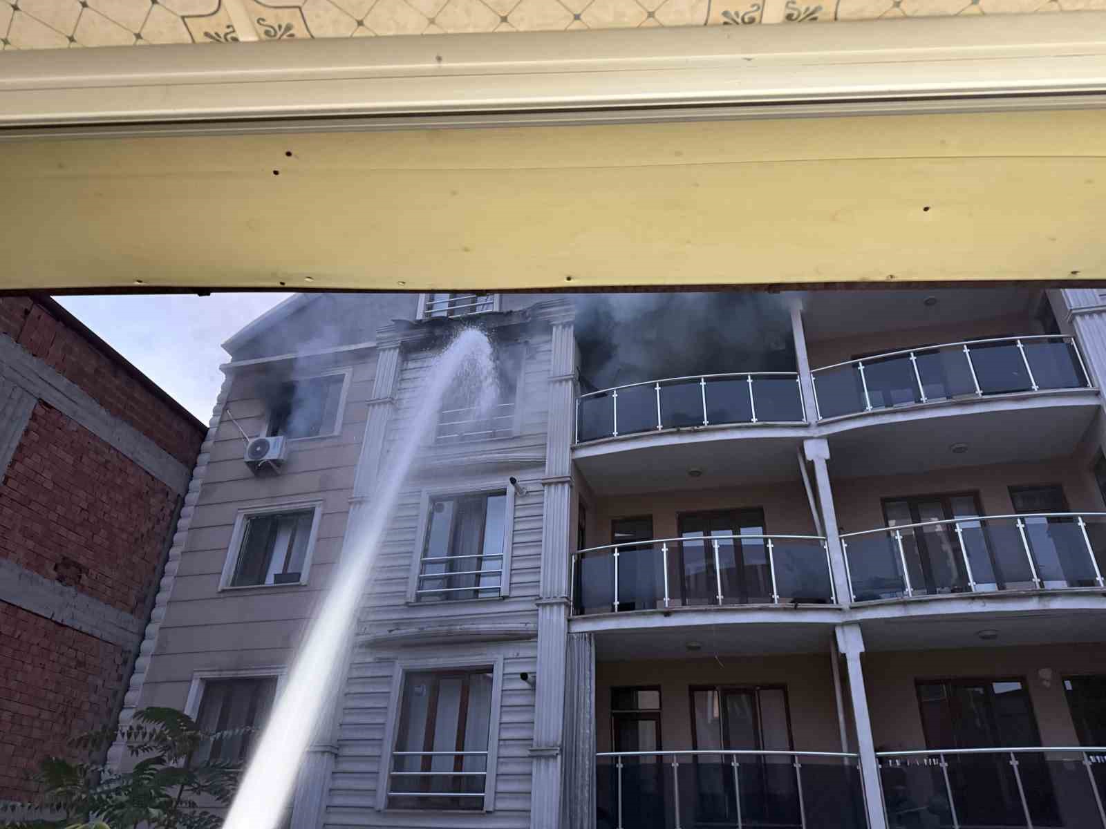 Iğdır’da itfaiye erleri çevresi kapalı olan binadaki yangına güçlükle müdahale etti
