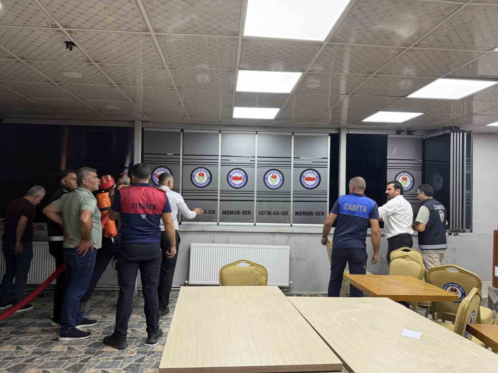 Iğdır’da itfaiye erleri çevresi kapalı olan binadaki yangına güçlükle müdahale etti