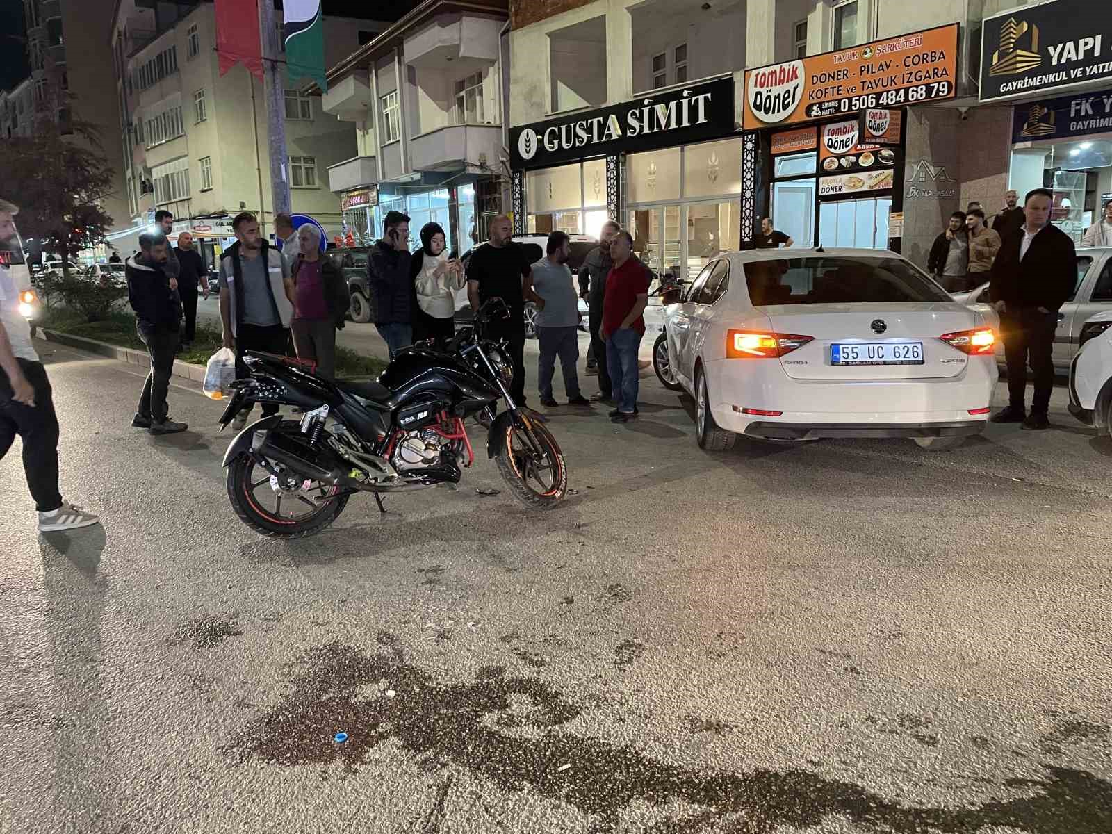 Motosiklet otomobille çarpıştı: 1 yaralı