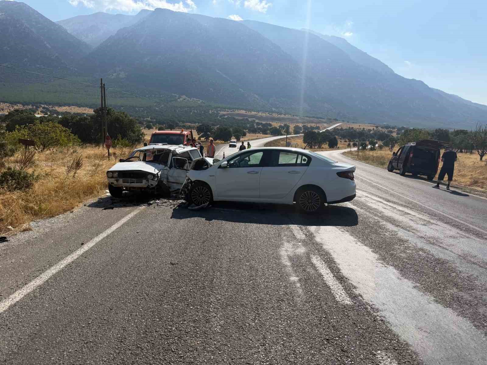 Çivril’de iki otomobil çarpıştı: 5 yaralı
