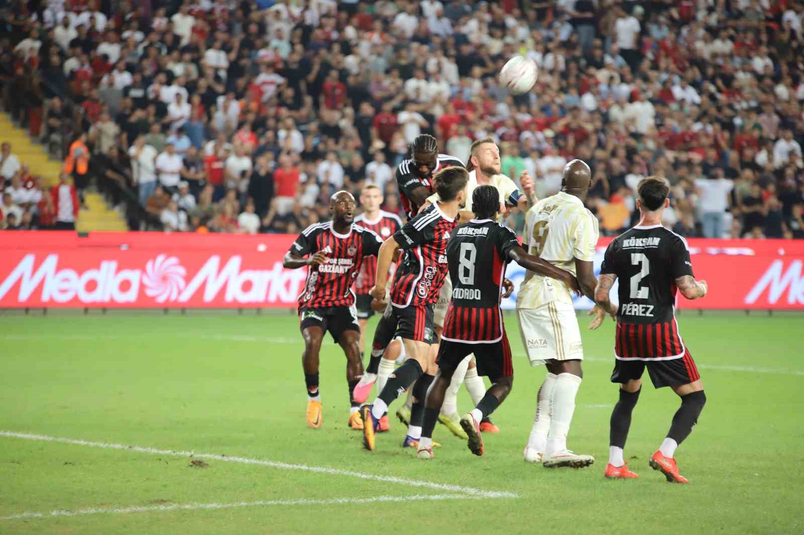 Trendyol Süper Lig: Gaziantep FK: 0 - Fenerbahçe: 0 (İlk yarı)