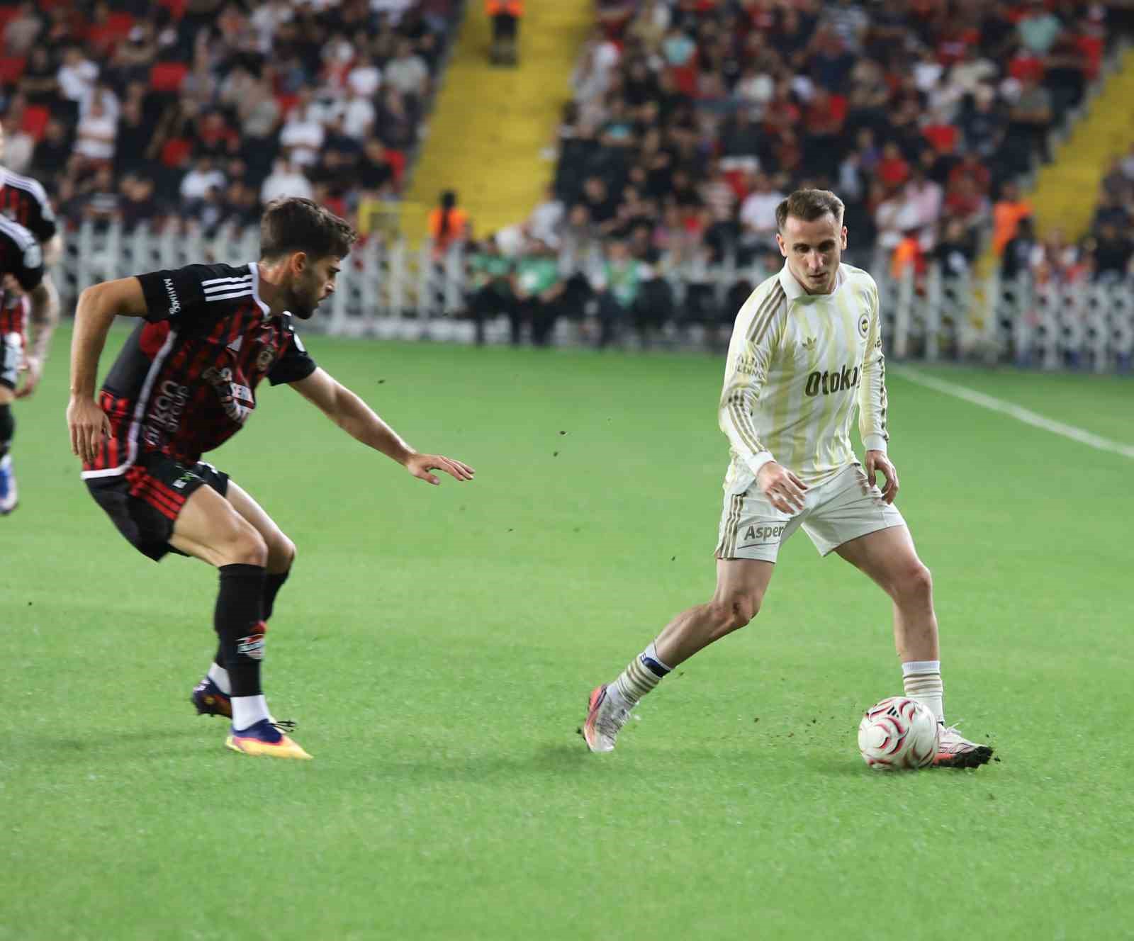 Trendyol Süper Lig: Gaziantep FK: 0 - Fenerbahçe: 0 (İlk yarı)