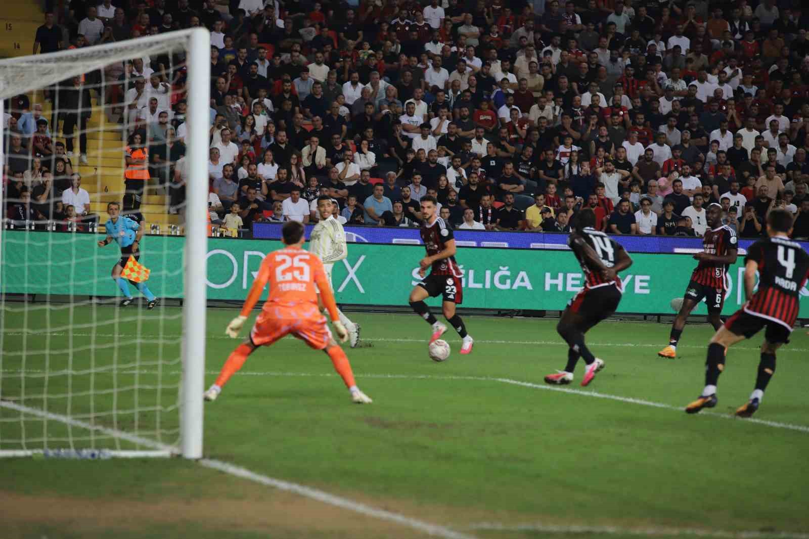 Trendyol Süper Lig: Gaziantep FK: 0 - Fenerbahçe: 0 (İlk yarı)