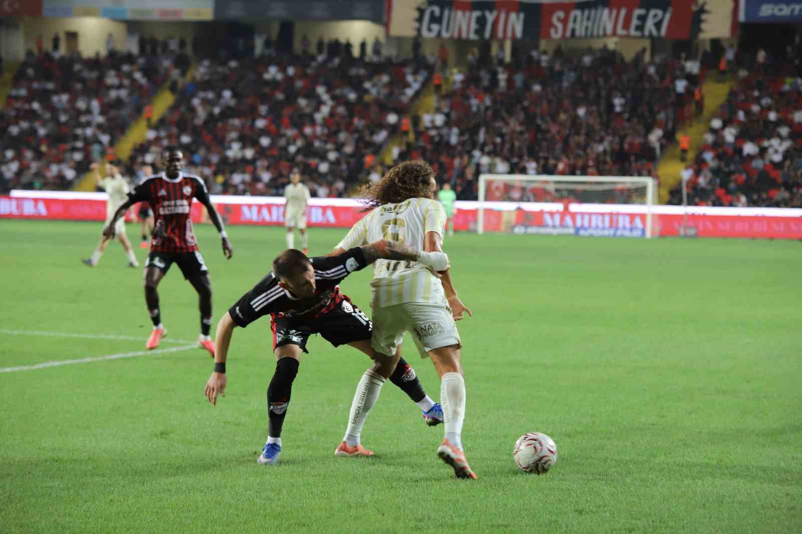 Trendyol Süper Lig: Gaziantep FK: 0 - Fenerbahçe: 0 (İlk yarı)