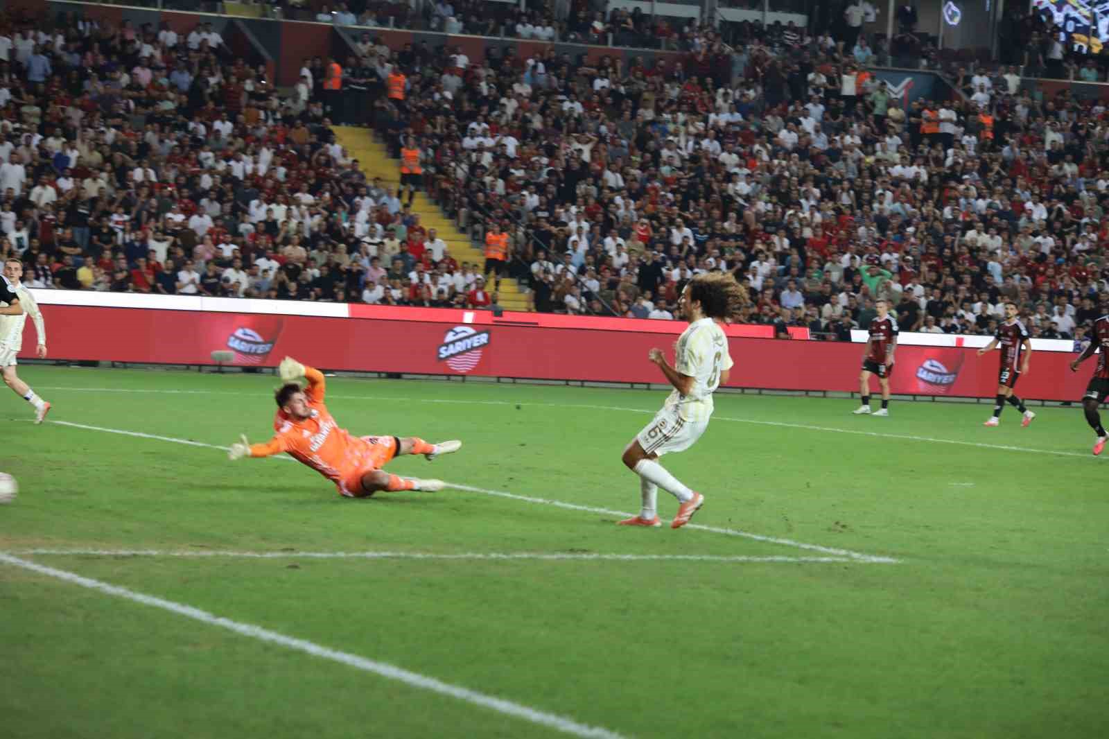 Trendyol Süper Lig: Gaziantep FK: 0 - Fenerbahçe: 0 (İlk yarı)