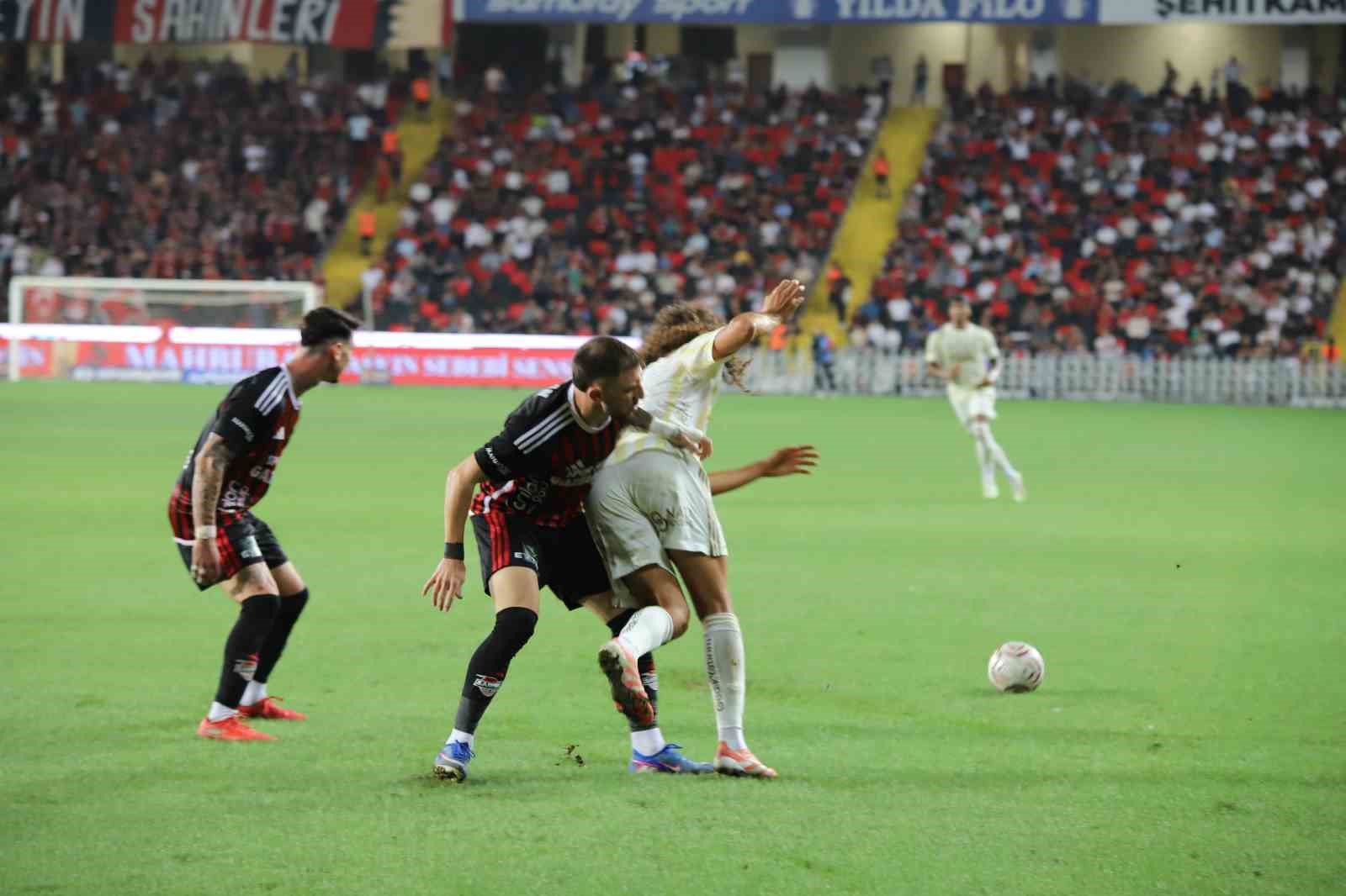 Trendyol Süper Lig: Gaziantep FK: 0 - Fenerbahçe: 0 (İlk yarı)