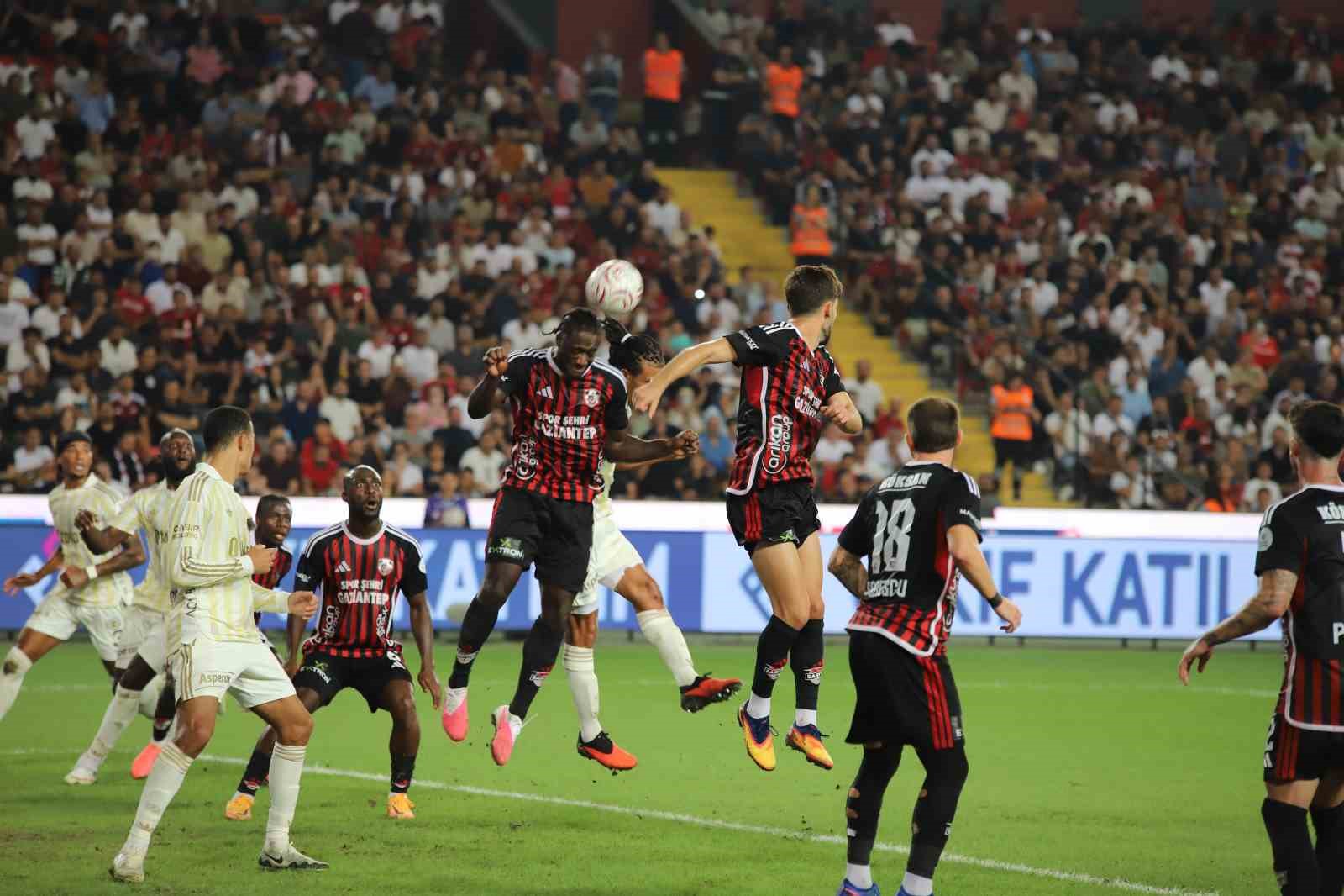 Trendyol Süper Lig: Gaziantep FK: 0 - Fenerbahçe: 0 (İlk yarı)