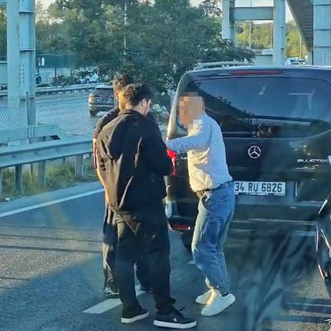 Trafik kazası sonrası çıkan yumruklu ve sopalı kavga kamerada