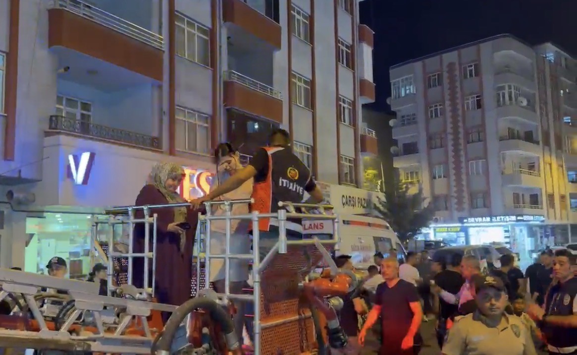 Iğdır’da dubleks dairede çıkan yangında 18 kişi dumandan etkilendi