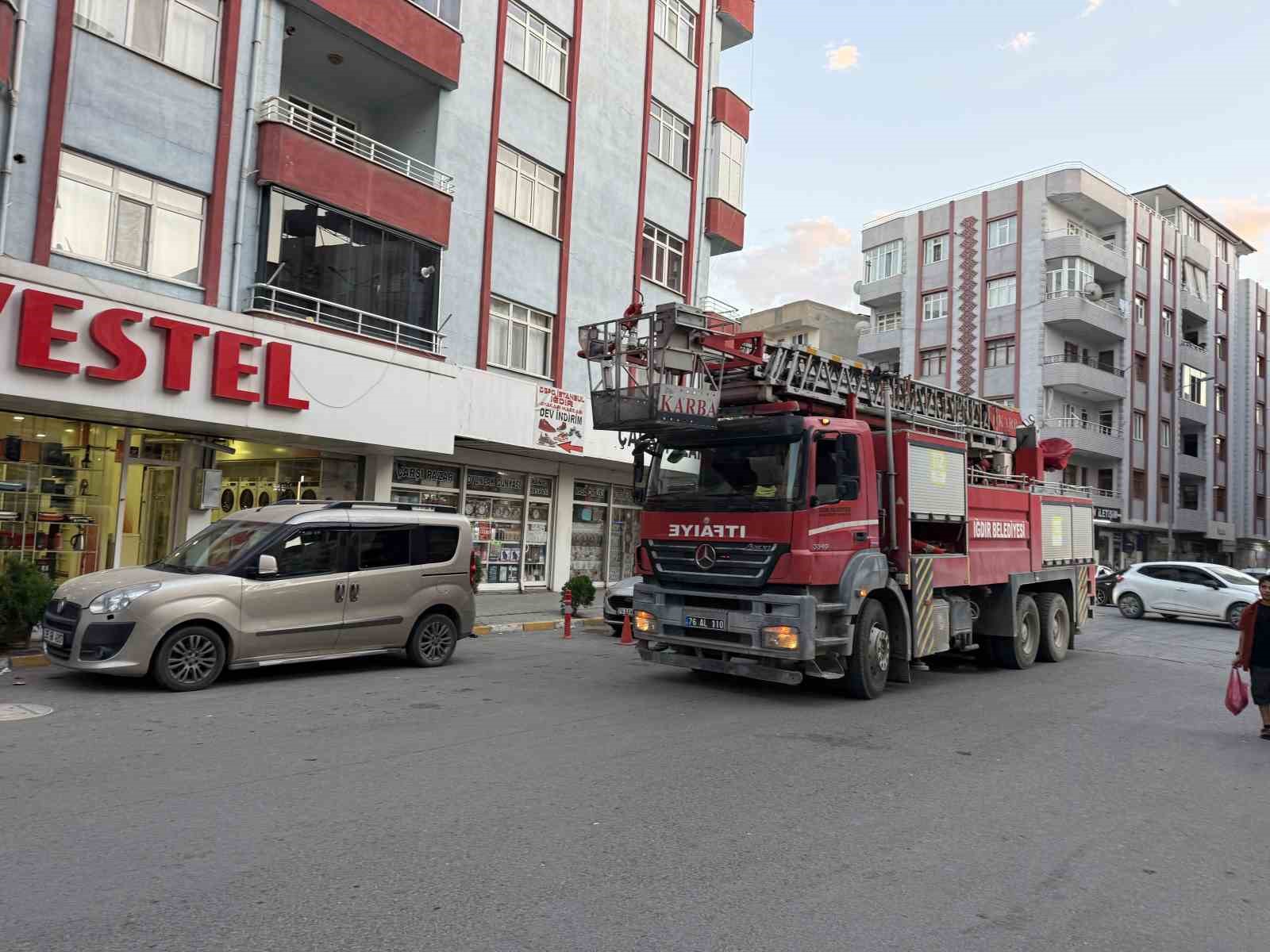 Iğdır’da dubleks dairede çıkan yangında 18 kişi dumandan etkilendi