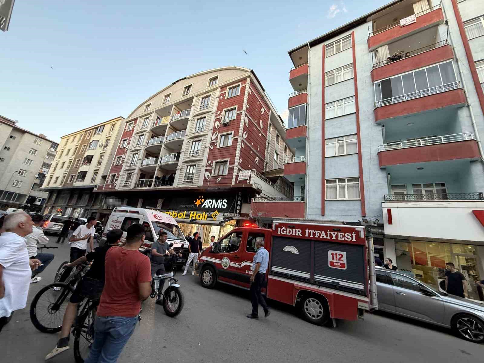 Iğdır’da dubleks dairede çıkan yangında 18 kişi dumandan etkilendi