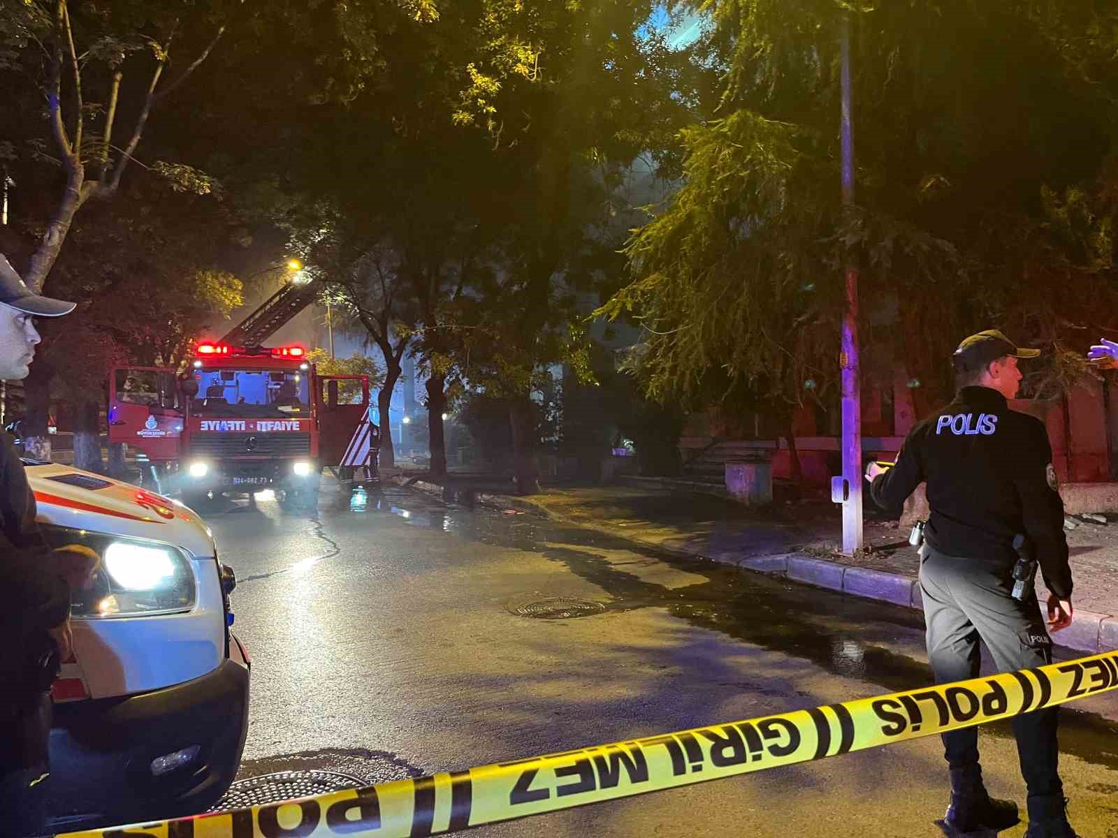Bakırköy’de 4 katlı metruk binanın çatısı alevlere teslim oldu