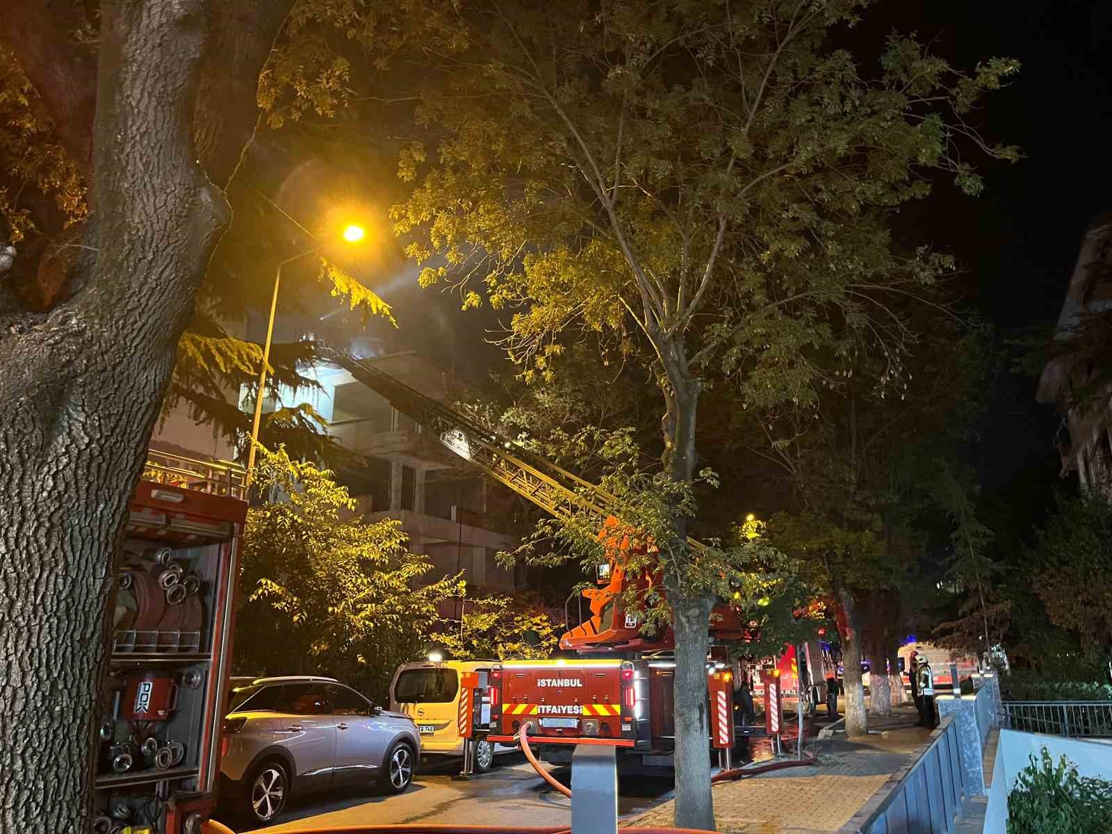 Bakırköy’de 4 katlı metruk binanın çatısı alevlere teslim oldu