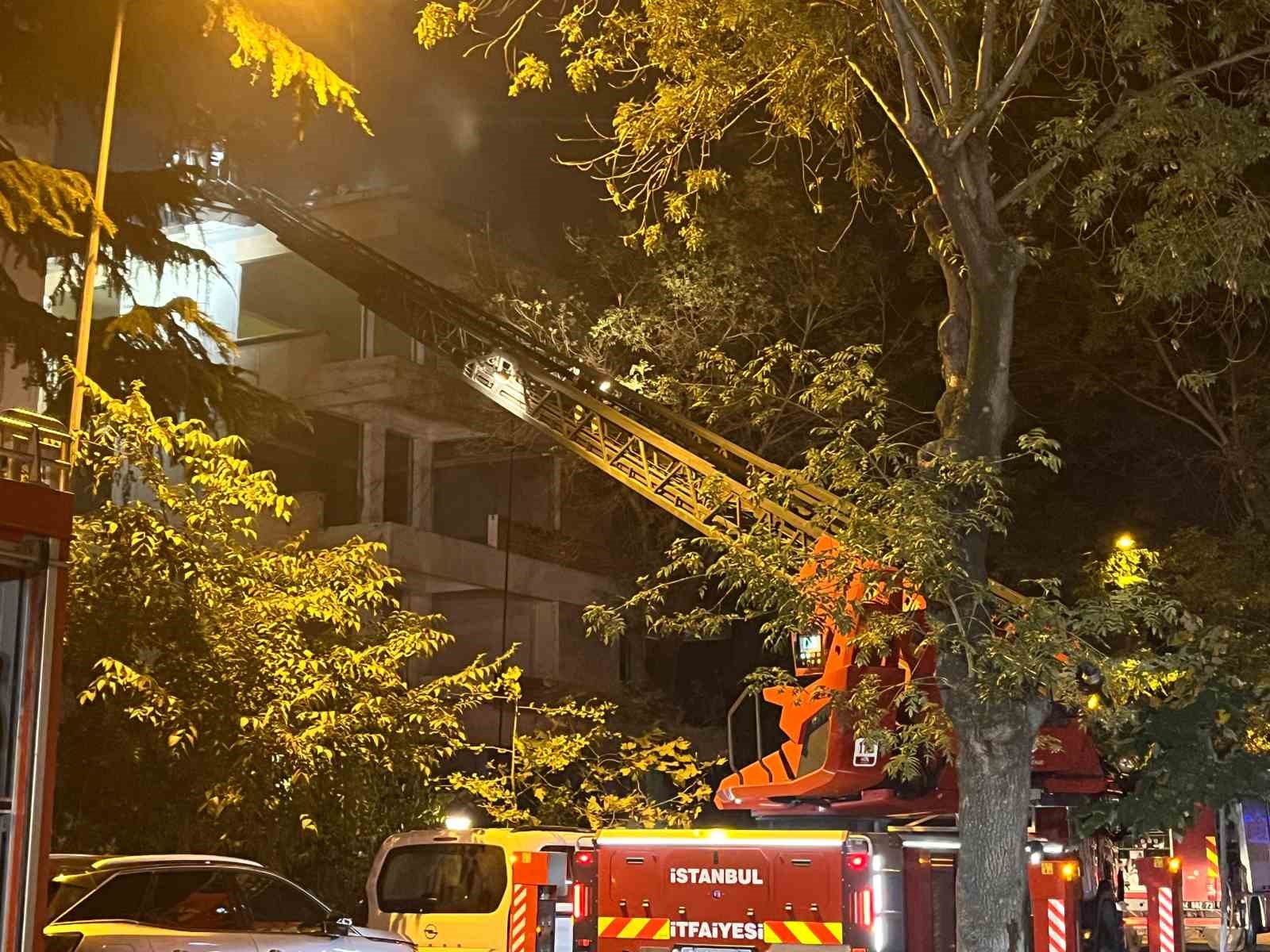 Bakırköy’de 4 katlı metruk binanın çatısı alevlere teslim oldu