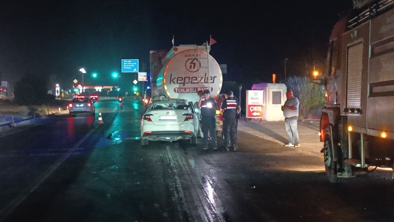 Akaryakıt tankerine arkadan çarpan otomobil 100 metre sürüklendi: 1 ölü