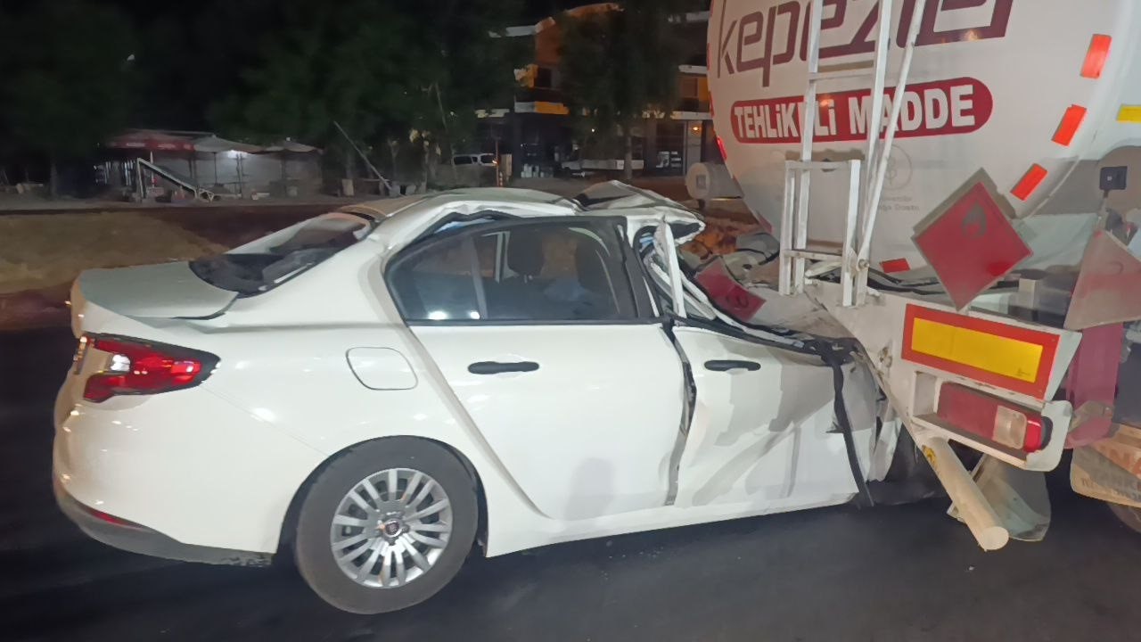 Akaryakıt tankerine arkadan çarpan otomobil 100 metre sürüklendi: 1 ölü