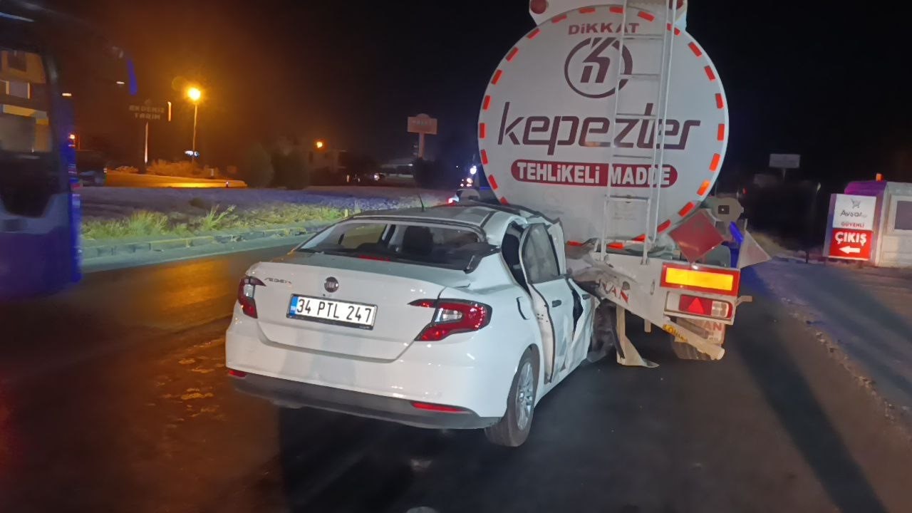 Akaryakıt tankerine arkadan çarpan otomobil 100 metre sürüklendi: 1 ölü