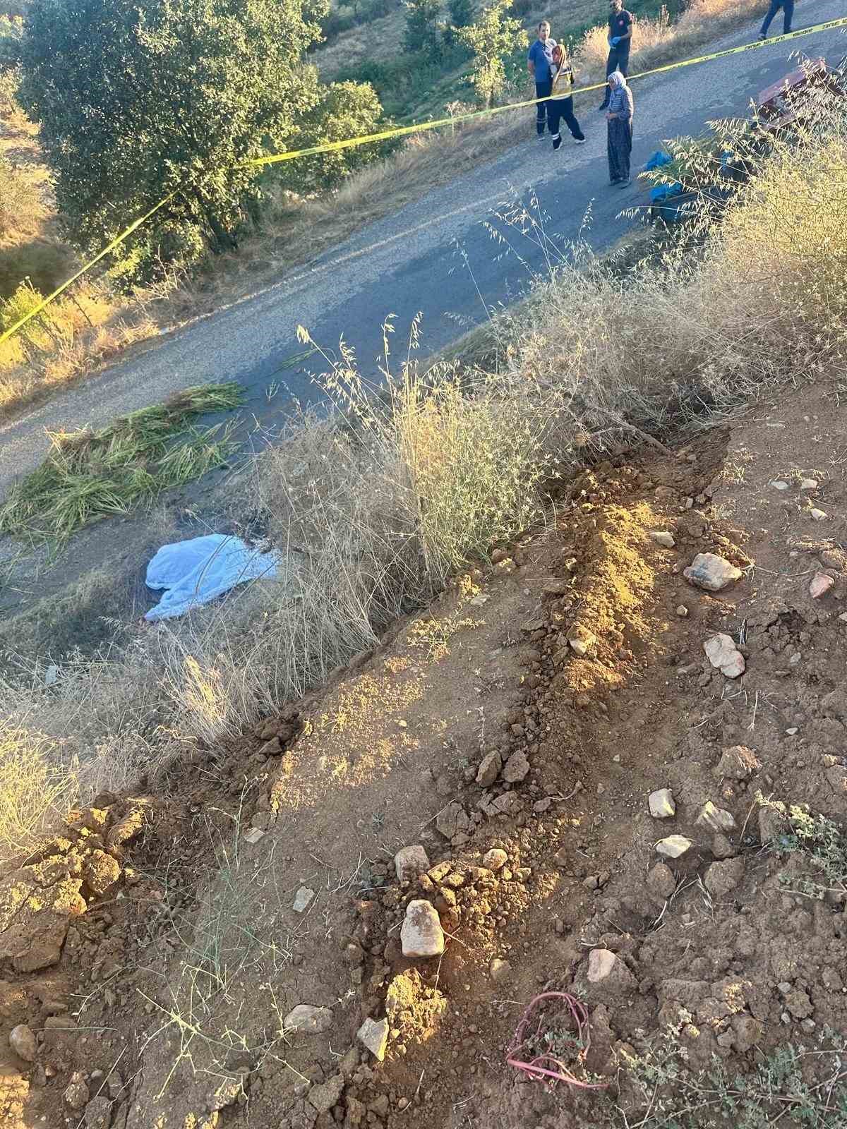 Devrilen traktörün altında kalan 56 yaşındaki adam hayatını kaybetti