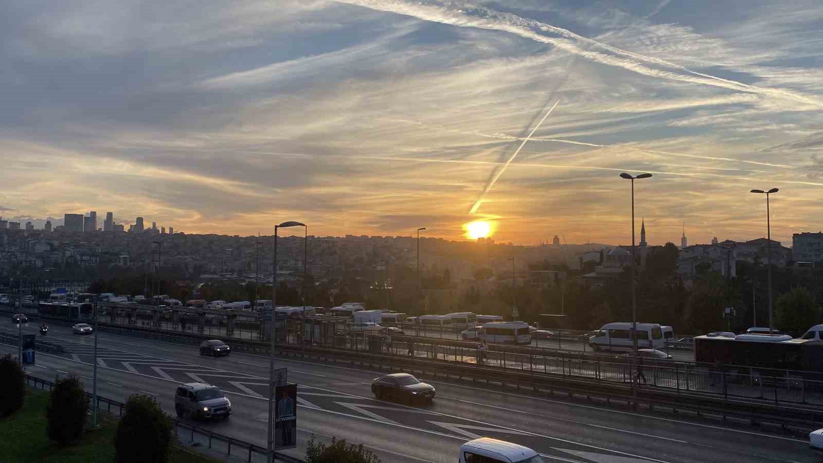 İstanbul’da muhteşem gün doğumu mest etti