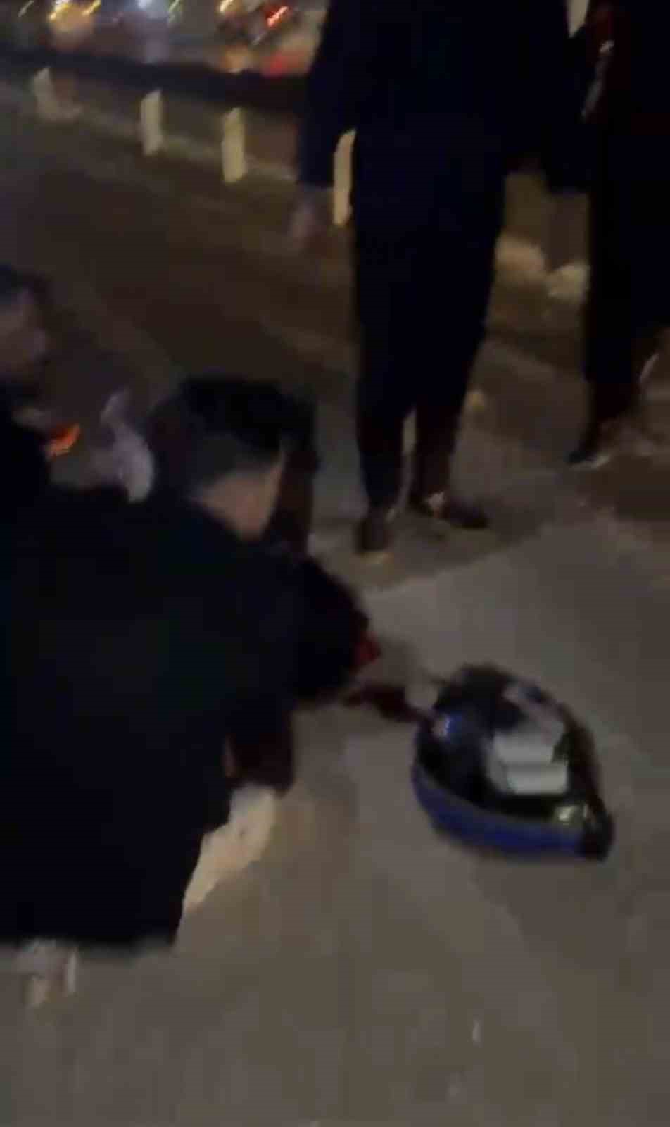 Motosiklet bariyerlere çarptı, gençler cep telefonu ışığıyla trafiği durdurdu