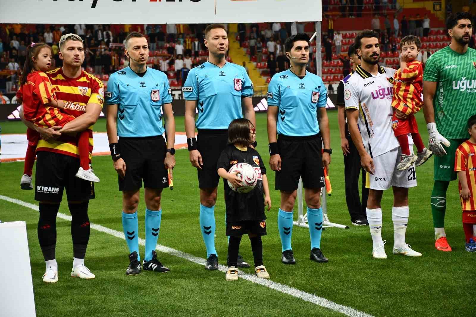 Kayserispor-İstanbulspor maçı seramonisinde Down sendromlu minik kalpler vardı