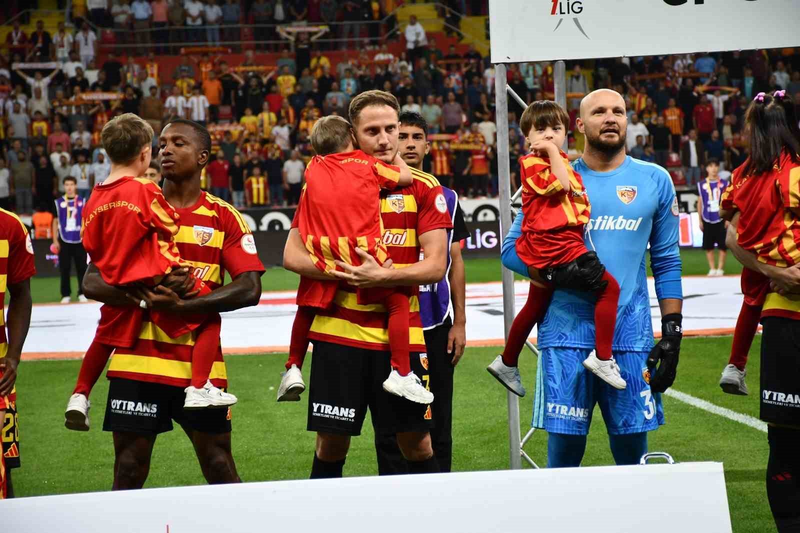 Kayserispor-İstanbulspor maçı seramonisinde Down sendromlu minik kalpler vardı