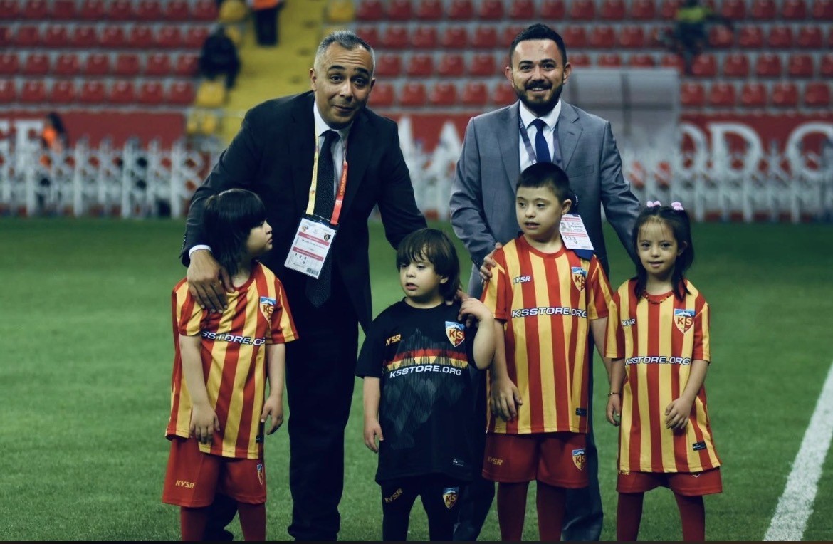Kayserispor-İstanbulspor maçı seramonisinde Down sendromlu minik kalpler vardı